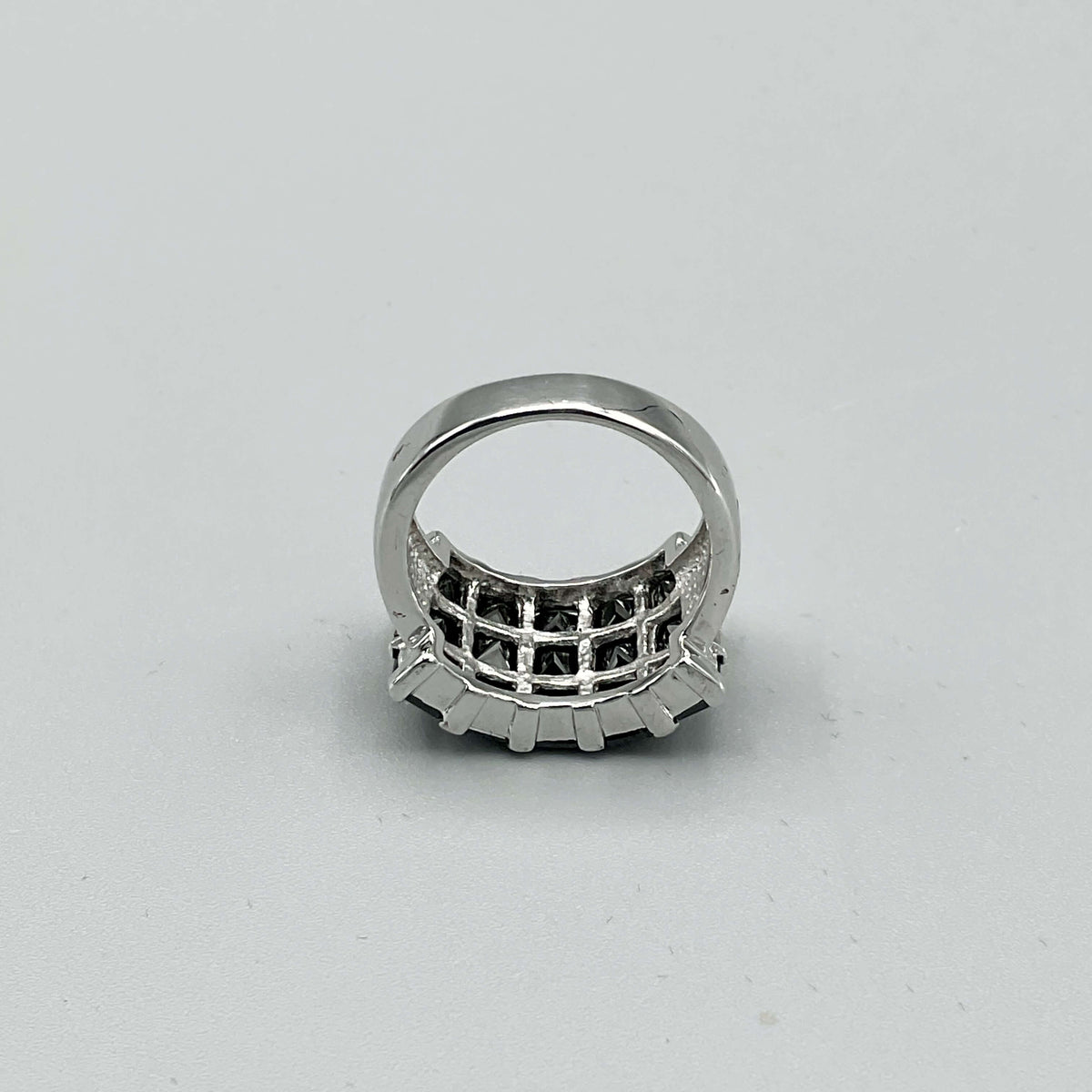 Beeches Vintage black cubic zirconia silver ring with a sleek band and sparkling gemstone detail.