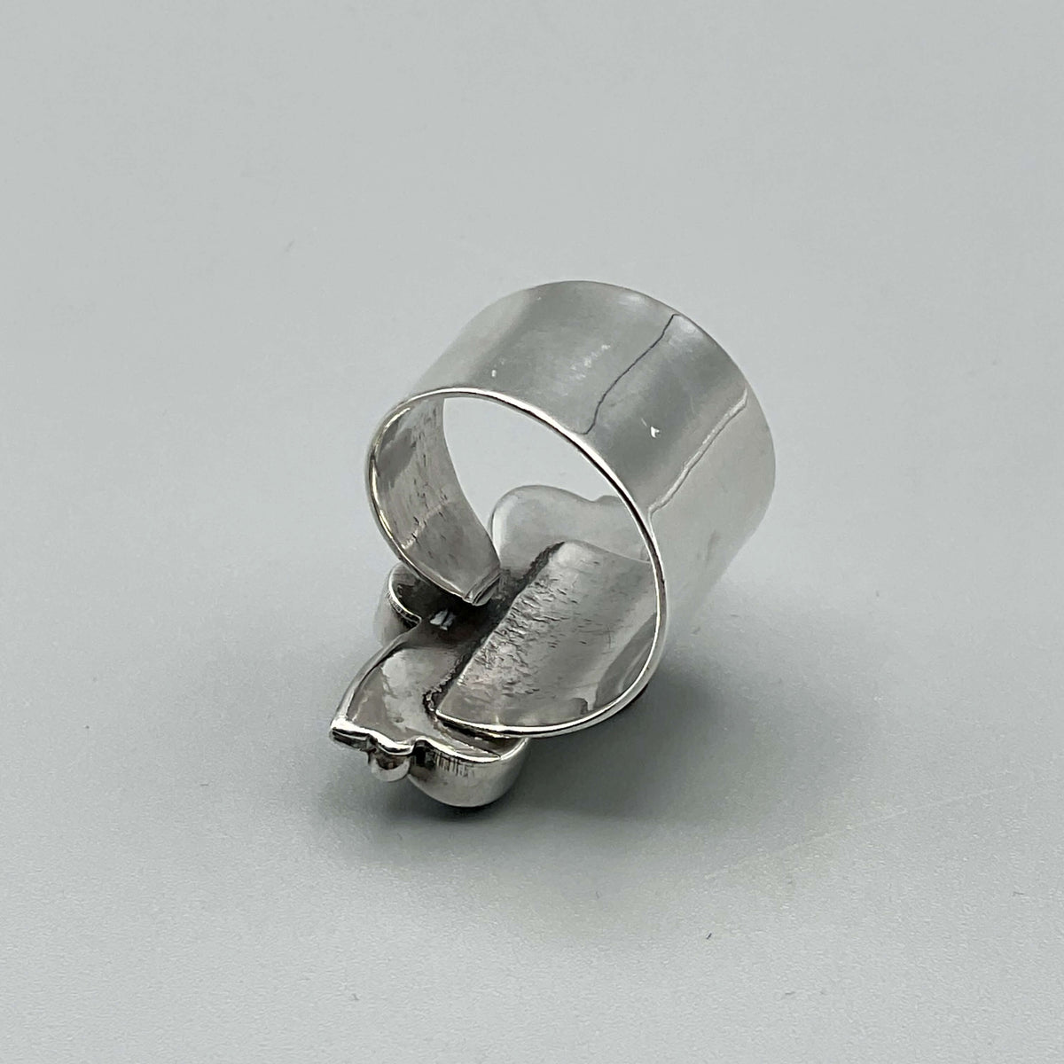 Multicoloured agate silver ring with intricate band design, crafted by Beeches Vintage.