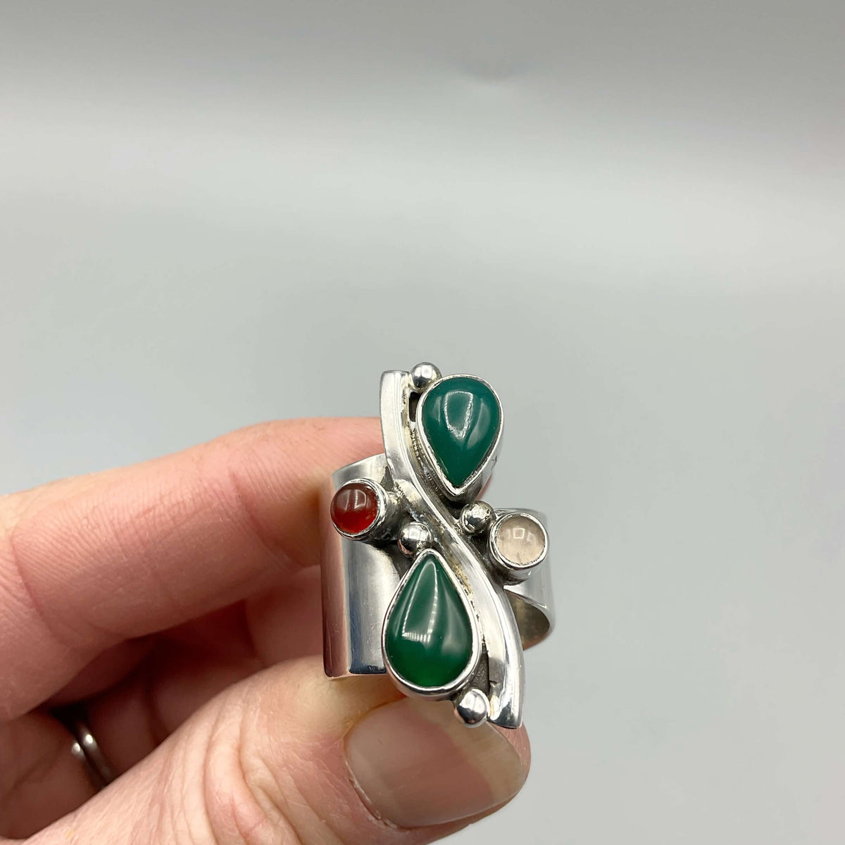 Multicoloured agate silver ring featuring vibrant, multicolored stones set in a silver band, showcasing a stylish and unique jewelry piece.