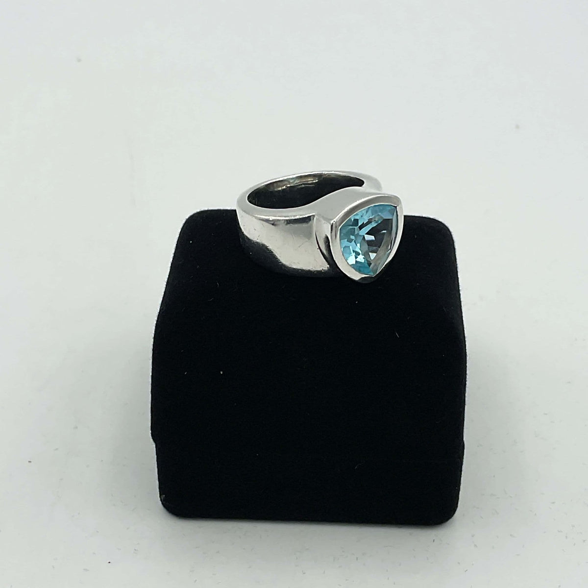 Light blue topaz silver ring by Beeches Vintage featuring an aquamarine gemstone and intricate silver band design.